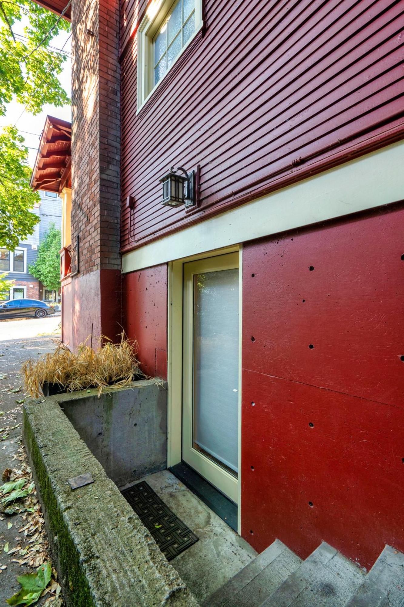Collection - Private Underground Getaway - 92 Walkscore Holiday home *